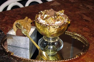 Chocolate phủ vàng, nạm kim cương, giá hơn 500 triệu đồng