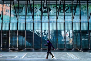 Một người đeo khẩu trang đi bộ trước Link Vào Nhà Cái KL99 COM Tặng +199k HSBC tại Hong Kong. Ảnh: CNN.