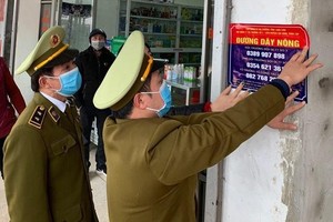Cục Quản lý thị trường Lạng Sơn triển khai lắp trên 80 biển đường dây nóng tại các cửa hàng Kl992 VIP Trang Chủ 2026 thuốc y dược. (Ảnh: PV/Vietnam+).