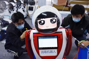Trung Quốc đưa vào sử dụng robot khử trùng thế hệ đầu tiên tại công ty công nghệ Thanh Đảo, tỉnh Sơn Đông, Trung Quốc ngày 11/2/2020. (Ảnh: THX/TTXVN).