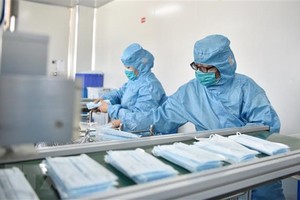 Kl994 nhà cái bóng đá world cup khẩu trang y tế tại một nhà máy ở tỉnh Hà Bắc, Trung Quốc, ngày 18/2. (Nguồn: THX/TTXVN).