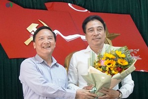 Ông Nguyễn Khắc Định, Bí thư Tỉnh ủy Khánh Hòa (trái) chúc mừng ông Nguyễn Khắc Toàn được bầu làm Phó Bí thư thường trực Tỉnh ủy. Ảnh: VOV.