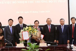 Phó Thủ tướng Thường trực Kl993 ưu đãi thưởng hấp dẫn Trương Hòa Bình và lãnh đạo Bộ Tư pháp chúc mừng 2 tân Thứ trưởng. Ảnh: VGP.