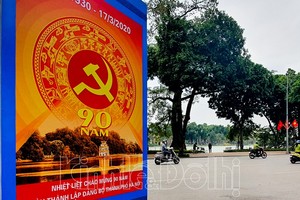 Pano được trang trí chào mừng Kỷ niệm 90 năm Ngày thành lập Đảng bộ TP tại khu vực Hồ Gươm. (ảnh: Kl992 cổng game cá cược đô thị).