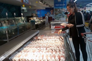 Người tiêu dùng mua thịt sạch tại siêu thị Vinmart. (Ảnh: Đỗ Phương Anh/TTXVN).