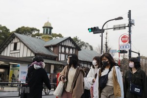 Người dân đeo khẩu trang phòng tránh lây nhiễm dịch COVID-19 tại Tokyo, Nhật Bản. (Ảnh: THX/TTXVN).