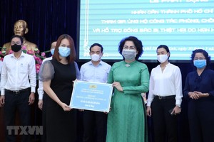 Đại diện Kl994 game bài casino hấp dẫn Vạn Thịnh Phát (trái) trao tượng trưng số tiền ủng hộ cho Ủy ban Mặt trận Tổ quốc Việt Nam trong lễ phát động ủng hộ công tác phòng, chống dịch COVID-19 và ủng hộ đồng bào bị hạn hán, xâm nhập mặn. (Ảnh: TTXVN).