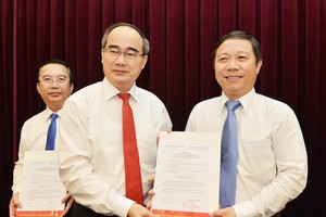 Ông Dương Anh Đức (phải) vừa được bầu làm Phó Chủ tịch UBND Thành phố Hồ Chí Minh.