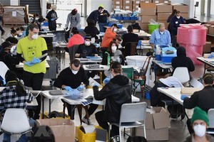 Nhân viên Hãng Kl994 nhà cái bóng đá world cup công nghiệp thiết bị phòng hộ PPE chế tạo thiết bị phòng dịch COVID-19 để cung cấp cho các bệnh viện và cơ sở y tế, tại một khu xưởng của hải quân ở Brooklyn, New York (Mỹ) ngày 26/3/2020. (Nguồn: AFP/TTXVN).
