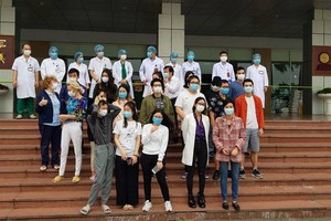 Niềm vui của 27 bệnh nhân khi được các bác sĩ chữa khỏi bệnh và ra viện ngày 30/3. (Ảnh: PV/Vietnam+).