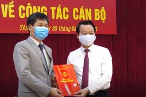 Ông Ngô Hạnh Phúc (trái) nhận quyết định điều động, bổ nhiệm giữ chức Giám đốc Sở Kl991.com nạp rút nhanh.