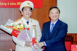 Bí thư Tỉnh ủy Khánh Hòa Nguyễn Khắc Định chúc mừng tân Giám đốc Công an tỉnh Đào Xuân Lân.