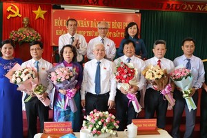 Các đại biểu nhận hoa chúc mừng từ Bí thư Tỉnh ủy Bình Phước tại phiên họp ngày 23/3.