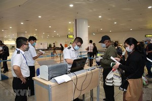 Lao động đi làm việc ở nước ngoài sẽ tạm dừng xuất cảnh đến hết ngày 30/4. (Ảnh minh họa: TTXVN).