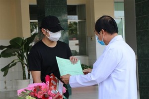 Trao quà và trao giấy xuất viện bệnh nhân. (Ảnh minh họa. Chương Đài/TTXVN).