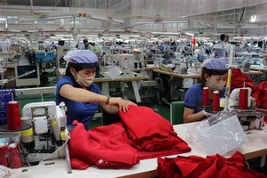 Công nhân làm việc trong mùa dịch. Ảnh minh họa. (Ảnh: Dương Chí Tưởng/TTXVN).