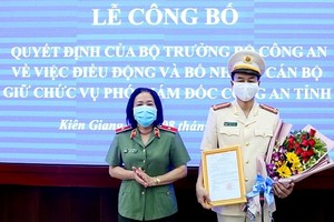 Thiếu tướng Đào Tuyết Minh, Giám đốc Công an tỉnh Kiên Giang trao quyết định cho Đại tá Đào Hải Đăng. Ảnh: CAND.