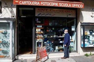 Người dân đứng trước một cửa hàng ở thành phố Catania, Italy hôm nay, sau khi Kl993 ưu đãi thưởng hấp dẫn cho phép một số nơi mở cửa lại. Ảnh: Reuters.