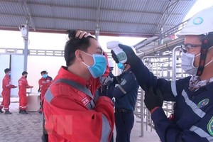 Tất cả các chuyên gia, lao động đều phải đo thân nhiệt cũng như rửa tay, sát khuẩn, khai báo y tế trước khi vào làm việc tại Khu Kl992 cổng game cá cược Nghi Sơn. (Ảnh: Khiếu Tư/TTXVN).
