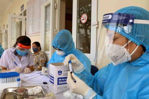 Xét nghiệm nhanh COVID-19. Ảnh: Vũ Sinh - TTXVN.