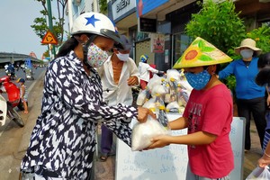 Hình ảnh lay động lòng người ngày hết giãn cách Trang Chủ KL99Com Số 1 Link Đăng Ký KL999: Các em nhỏ Sài Gòn lễ phép phát thực phẩm cho người nghèo