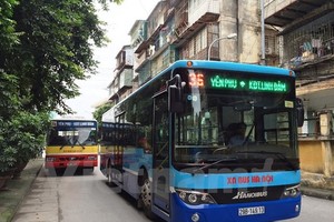 Hà Nội sẽ chạy lại buýt từ ngày 23/4 sau khi đã dừng hoạt động tất cả các tuyến xe buýt từ ngày 28/3 để phòng chống dịch bệnh COVID-19. (Ảnh: Huy Hùng/Vietnam+).