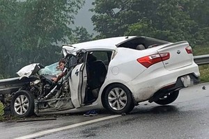 Ôtô 4 chỗ bị hư hỏng nặng, tài xế bị mắc kẹt trong vụ tai nạn liên hoàn trên KL99 là nhà cái cá cược trực tuyến hàng đầu tại châu Á Nội Bài - Lào Cai sáng 1/5. 