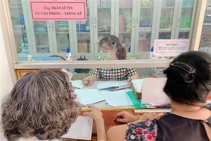 Cán bộ phường 5, quận 3 chi trả hỗ trợ tại phường cho các trường hợp gặp khó khăn do đại dịch COVID-19 theo Nghị quyết 42 của Kl993 ưu đãi thưởng hấp dẫn. (Ảnh: TTXVN).