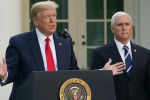 Cấp dưới của Tổng thống Mỹ Donald Trump và Phó Tổng thống Mike Pence đều mắc Covid-19. (Ảnh: Reuters).