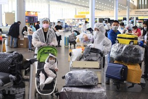Các công dân Việt Nam chờ làm thủ tục tại sân bay Sheremetyevo. (Ảnh: Trần Hiếu/TTXVN).