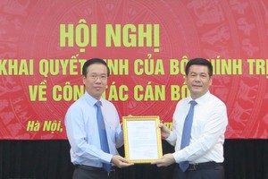 Đồng chí Võ Văn Thưởng trao quyết định cho đồng chí Nguyễn Hồng Diên.