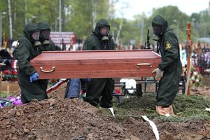 Người chết vì Covid-19 được an táng ở ngoại ô Moskva, Nga, hôm 15/5. Ảnh: Reuters.