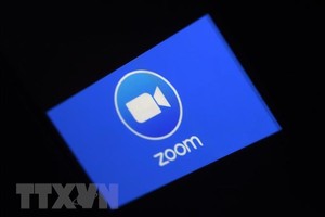Biểu tượng ứng dụng họp trực tuyến Zoom trên màn hình điện thoại di động. (Nguồn: AFP/TTXVN).