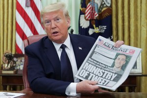 Ông Trump sau khi ký sắc lệnh về mạng Trang Chủ KL99Com Số 1 Link Đăng Ký KL999 hôm 28/5. Ảnh: Reuters.