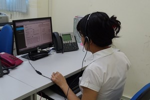 Nhân viên tổng đài nhập liệu thông tin phản ánh người dân lên hệ thống máy tính. 