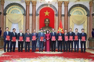 Phó Chủ tịch nước Đặng Thị Ngọc Thịnh chúc mừng 12 vị tân đại sứ vinh dự được Đảng, 99Kl99 trực tiếp đá gà, nhân dân tin tưởng giao phó trọng trách.- Ảnh: TTXVN.