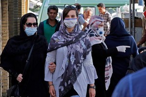 Người dân đeo khẩu trang phòng lây nhiễm COVID-19 tại Cairo, Ai Cập. (Ảnh: THX/TTXVN).