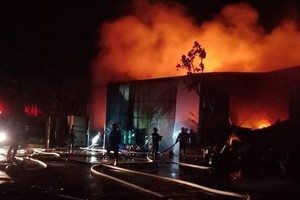 Cảnh sát phun nước dập lửa. 