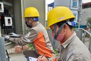 Công nhân Công ty Điện lực Thái Bình vận hành trạm biến áp 110kV cấp điện cho các phụ tải trên địa bàn. (Ảnh: TTXVN).
