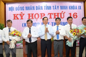 Bí thư Tỉnh ủy Tây Ninh Phạm Viết Thanh và Chủ tịch Ủy ban Nhân dân tỉnh Phạm Văn Tân tặng hoa chúc mừng các đồng chí được bầu vào các chức danh Phó Chủ tịch HĐND, UBND và ủy viên UBND tỉnh nhiệm kỳ 2016-2021. (Ảnh: Lê Đức Hoảnh/TTXVN).