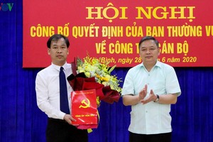Ông Nguyễn Xuân Trường (người cầm hoa) - tân Chủ tịch UBND huyện Yên Bình
.