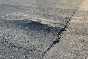 Một điểm sụt lún trên đường lăn sân bay Nội Bài được phát hiện giữa năm 2019. Ảnh: NIA.