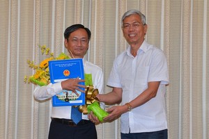 Phó Chủ tịch UBND TPHCM Võ Văn Hoan trao quyết định bổ nhiệm ông Võ Trung Trực. Ảnh: Sài Gòn giải phóng.