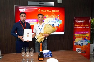 Nhà Kl99ok phiên bản mới Hà Viết Trung (bên phải) nhận giải Nhất tháng 6 cuộc thi “Chinh phục Kl99com thể thao, casino, nổ hũ, bắn cá - Rinh ngay xe Merc” trị giá 1 cây vàng SJC 9999.