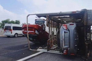 Cú va chạm khiến xe tải mất lái rồi lật ngang khiến 1 người bị thương.