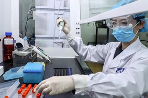 Phòng thí nghiệm nghiên cứu vắcxin của Sinopharm ở Bắc Kinh. (Ảnh: THX/AP).