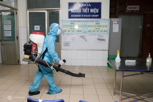 Quân đội phun thuốc khử khuẩn Bệnh viện Đà Nẵng, đêm 26/7.