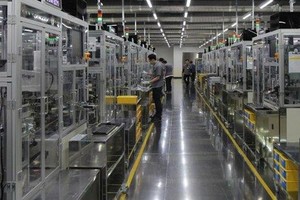 Các công nhân tại nhà máy của công ty ở Busan. (Nguồn: Yonhap).