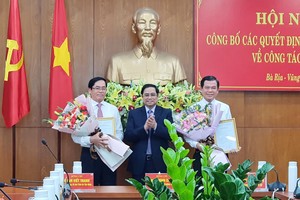 Đồng chí Phạm Minh Chính trao quyết định và chúc mừng đồng chí Nguyễn Hồng Lĩnh và đồng chí Phạm Viết Thanh. 