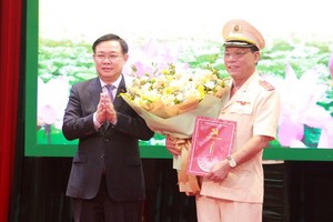 Bí thư Thành ủy Hà Nội Vương Đình Huệ chúc mừng Thiếu tướng Nguyễn Hải Trung. 